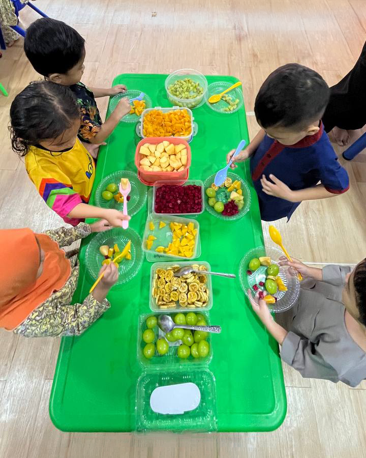 Children at a food exploration activity at Little Darwisy